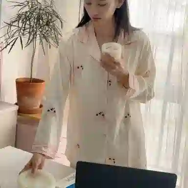 夏芬妍 简约休闲高级感法斗冰丝翻领带胸垫家居服舒适亲肤宽松长袖长裤可外穿睡衣套装 女款 杏色