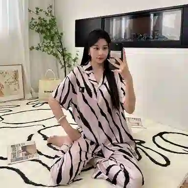 夏芬妍 简约高级感不规则条纹冰雪丝翻领家居服舒适亲肤宽松短袖三件套可外穿睡衣套装 女款
