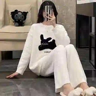 夏芬妍 简约甜美风可爱奔跑小猫咪半边绒圆领家居服加厚亲肤休闲舒适长袖长裤可外穿秋冬款睡衣套装 女款 礼袋装 白色