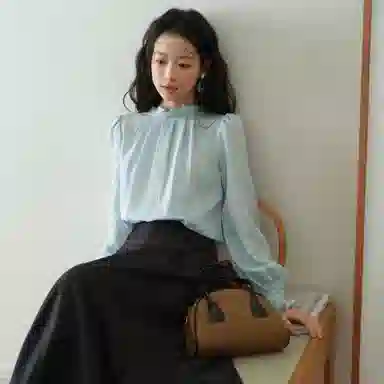 谜秀 蓝色提花肌理木耳边衬衫 女款