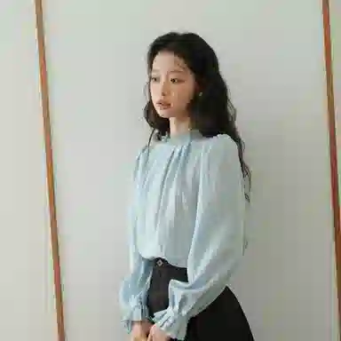 谜秀 蓝色提花肌理木耳边衬衫 女款