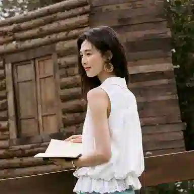 谜秀 翻领镂空花边纯色无袖法式衬衫 女款