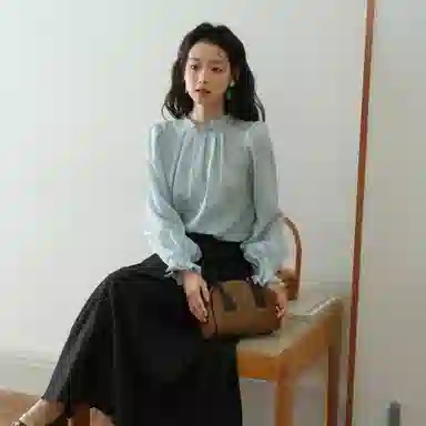 谜秀 蓝色提花肌理木耳边衬衫 女款