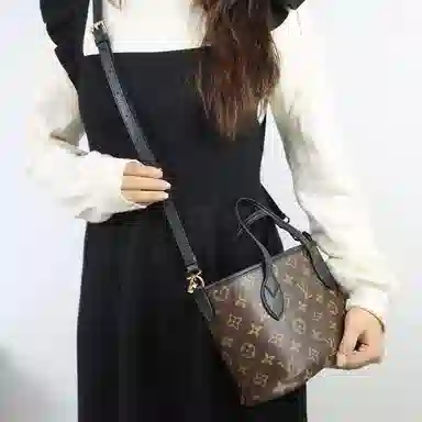 NEVERFULLBandoulire INSIDE OUT BB