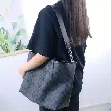 COACH City 33 Tote