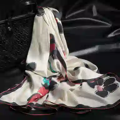 红豆 时尚轻盈柔软 经典设计 简约大方 桑蚕丝 丝巾 女款