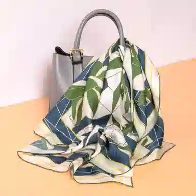 红豆 真丝大方巾手工卷边 桑蚕丝 丝巾 女款