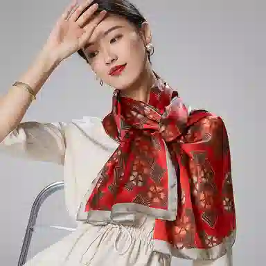 红豆 真丝素绉缎长巾 轻盈通透柔软围巾 经典花型设计 简约大方 桑蚕丝 丝巾 女款