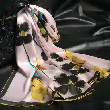 红豆 时尚轻盈柔软 经典设计 简约大方 桑蚕丝 丝巾 女款