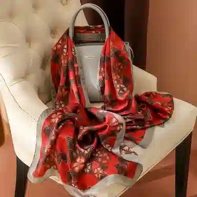 红豆 真丝素绉缎长巾 轻盈通透柔软围巾 经典花型设计 简约大方 桑蚕丝 丝巾 女款