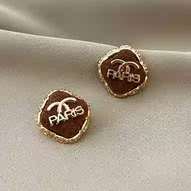 澜耀 棕韵 小香风咖色字母 精致小巧气质高级感 合金 耳钉 女款