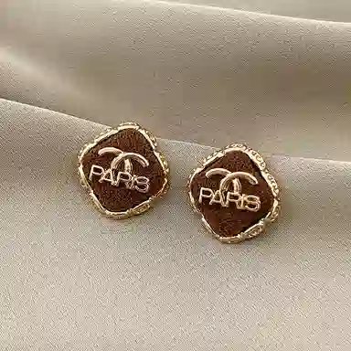 澜耀 棕韵 小香风咖色字母 精致小巧气质高级感 合金 耳钉 女款