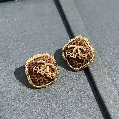 澜耀 棕韵 小香风咖色字母 精致小巧气质高级感 合金 耳钉 女款