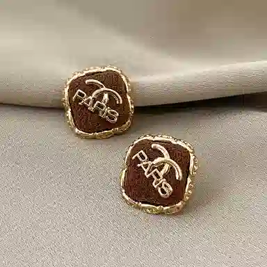 澜耀 棕韵 小香风咖色字母 精致小巧气质高级感 合金 耳钉 女款