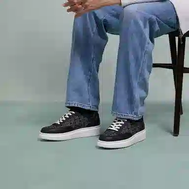 THOM WILLS trainer