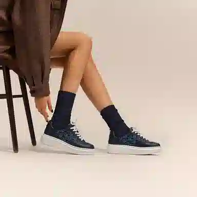 THOM WILLS trainer