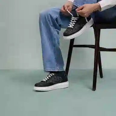 THOM WILLS trainer