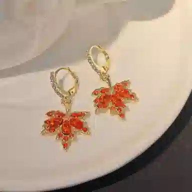 彤彤兔 红色枫叶耳钉女小众设计简约耳扣气质耳饰 合金树脂 耳环 女款