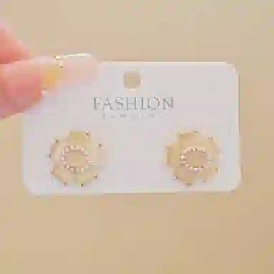 彤彤兔 高级感轻奢小众设计感山茶花耳环女气质百搭耳饰品 合金树脂 耳钉 女款