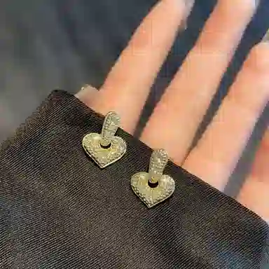 彤彤兔 百搭时尚爱心满钻耳环女高级感小众设计气质耳饰 合金 耳钉 女款