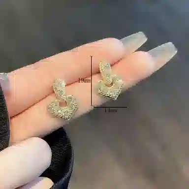 彤彤兔 百搭时尚爱心满钻耳环女高级感小众设计气质耳饰 合金 耳钉 女款