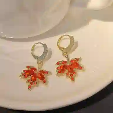 彤彤兔 红色枫叶耳钉女小众设计简约耳扣气质耳饰 合金树脂 耳环 女款