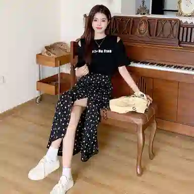 沐晓欣 时尚圆领拼接不规则开叉舒适甜美假两件短袖连衣裙 女款 黑色碎花