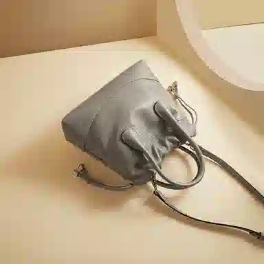 老人头 小香风通勤时尚高级质感气质个性 牛皮拼合成革 水桶包手提包 女款 黑色/白色/浅灰色