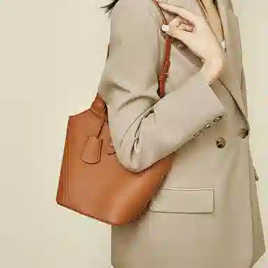 老人头 韩系百搭高级质感小众通勤腋下 合成革 单肩水桶斜挎包 女款 陶土棕/泥灰色