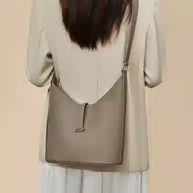 老人头 休闲通勤 牛皮拼合成革 斜挎包 女款 灰色