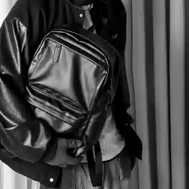 老人头 商务潮流轻便出行大容量通勤包简约百搭背包 合成革 双肩包 男款 黑色