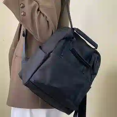 老人头 简约轻便时尚通勤上班百搭 合成革 双肩包 男女同款情侣款 黑色