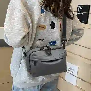 老人头 时尚潮流简约轻便出行单肩休闲百搭通勤包  人造革 斜挎包 常规 男女同款情侣款 黑色/米白色/深灰色