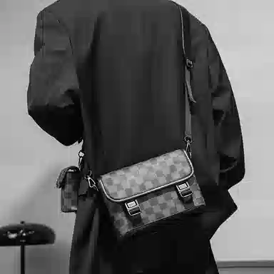 老人头 经典设计时尚个性潮流通勤格子休闲百搭小众设计斜挎邮差包 合成革 单肩包 常规 男款 黑色