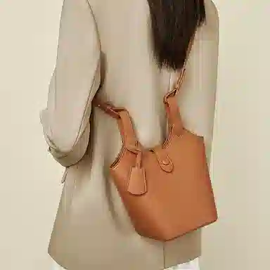 老人头 韩系百搭高级质感小众通勤腋下 合成革 单肩水桶斜挎包 女款 陶土棕/泥灰色