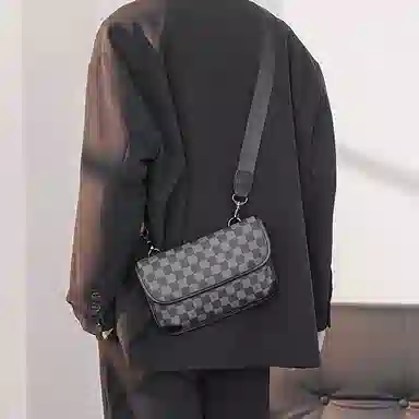 老人头 潮流撞色复古格子轻便实用潮流百搭时尚个性 合成革 斜挎包 男款 黑色