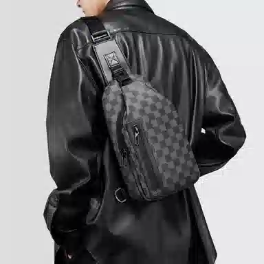 老人头 复古休闲棋盘格通勤百搭多功能斜挎 合成革 胸包 男款 黑色