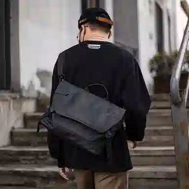 老人头 潮流简约纯色小众设计轻便出行日常通勤 织物 斜挎手提包 男款 黑色