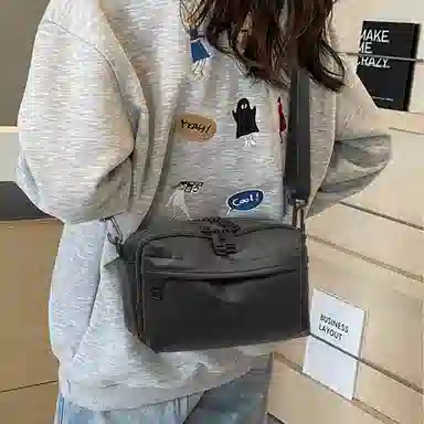 老人头 时尚潮流简约轻便出行单肩休闲百搭通勤包  人造革 斜挎包 常规 男女同款情侣款 黑色/米白色/深灰色