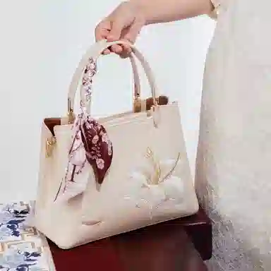 老人头 国风新中式刺绣优雅高级通勤 合成革 单肩斜挎手提包 常规 女款 百合米白