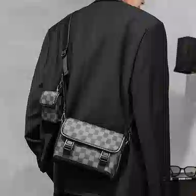 老人头 经典设计时尚个性潮流通勤格子休闲百搭小众设计斜挎邮差包 合成革 单肩包 常规 男款 黑色