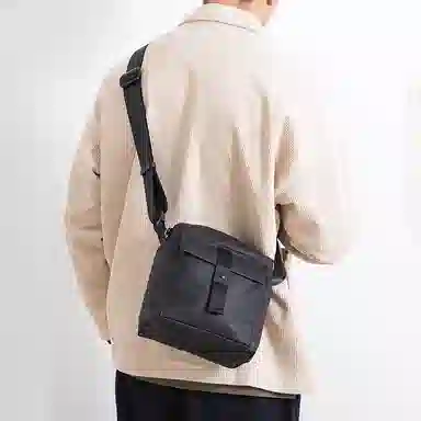 老人头 简约轻便休闲时尚通勤 合成革 单肩斜挎包 常规 男款 黑色