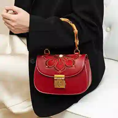 老人头 国风新中式气质刺绣百搭通勤马鞍包 合成革 手提包 女款 多色