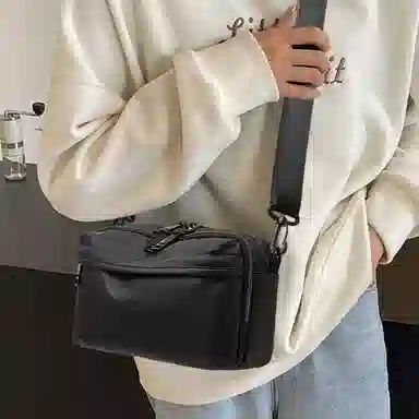 老人头 时尚潮流简约轻便出行单肩休闲百搭通勤包  人造革 斜挎包 常规 男女同款情侣款 黑色/米白色/深灰色