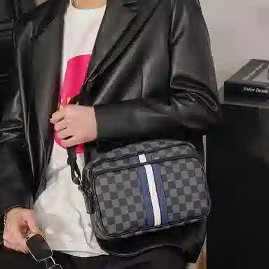 老人头 经典潮流百搭个性通勤格子蓝白条纹 合成革 单肩包 常规 男款 黑色