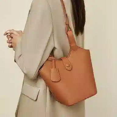 老人头 韩系百搭高级质感小众通勤腋下 合成革 单肩水桶斜挎包 女款 陶土棕/泥灰色