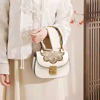 老人头 国风新中式气质刺绣百搭通勤马鞍包 合成革 手提包 女款 多色