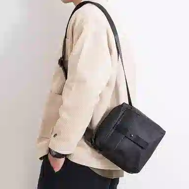 老人头 简约轻便休闲时尚通勤 合成革 单肩斜挎包 常规 男款 黑色