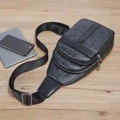 老人头 潮流休闲多功能通勤百搭轻便出行 合成革 胸包 男款 黑色