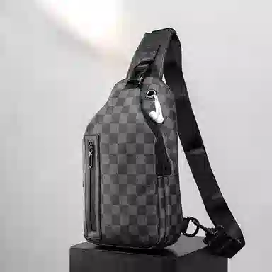 老人头 复古休闲棋盘格通勤百搭多功能斜挎 合成革 胸包 男款 黑色